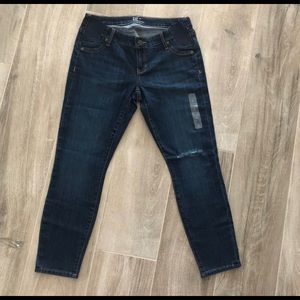 NWOT Gap Maternity side panel jeans
